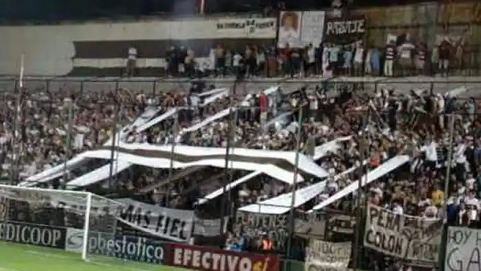 El plantel de Platense fue agredido y robado por barrabravas