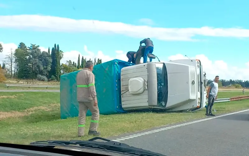 Vuelco en Ruta 9 requirió la presencia de Bomberos: el conductor dijo que lo picó una abeja y se descompensó