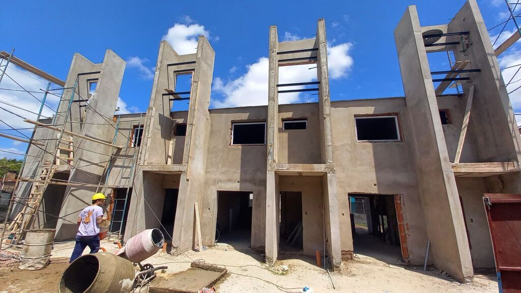 Provincia avanza con la construcción de 8 viviendas en Sunchales