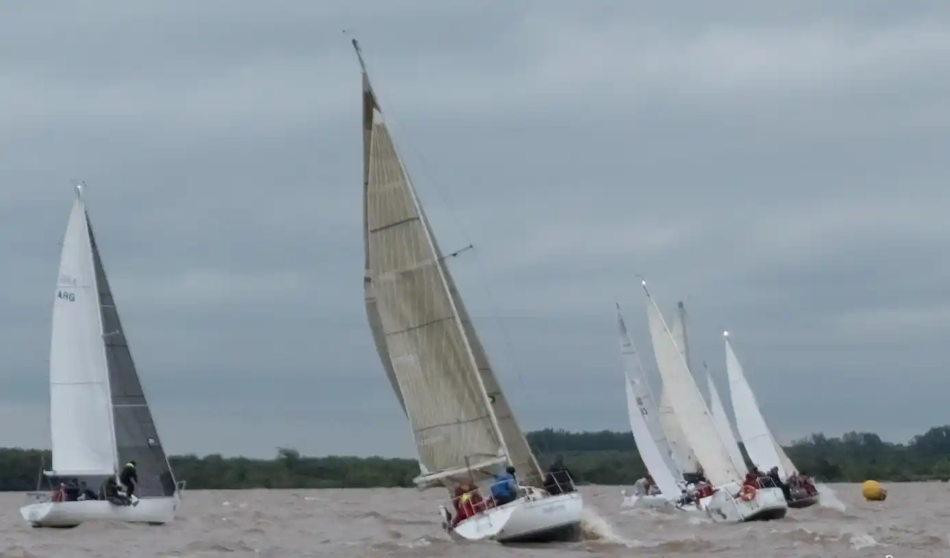 Se corrió la Regata Aniversario del Club Náutico y Club de Remeros Fray Bentos