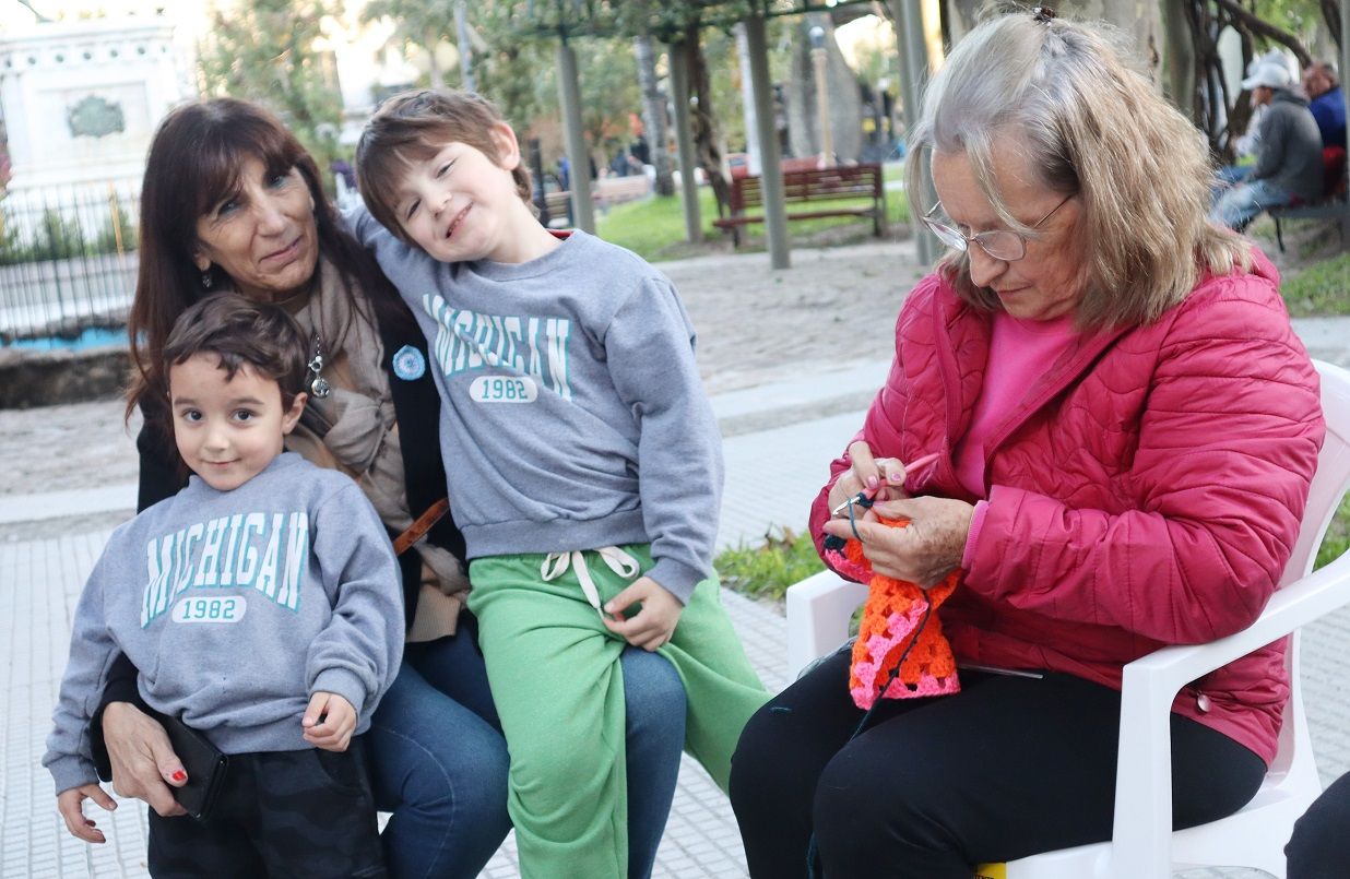 Maratón de cuadraditos de lana para los inundados