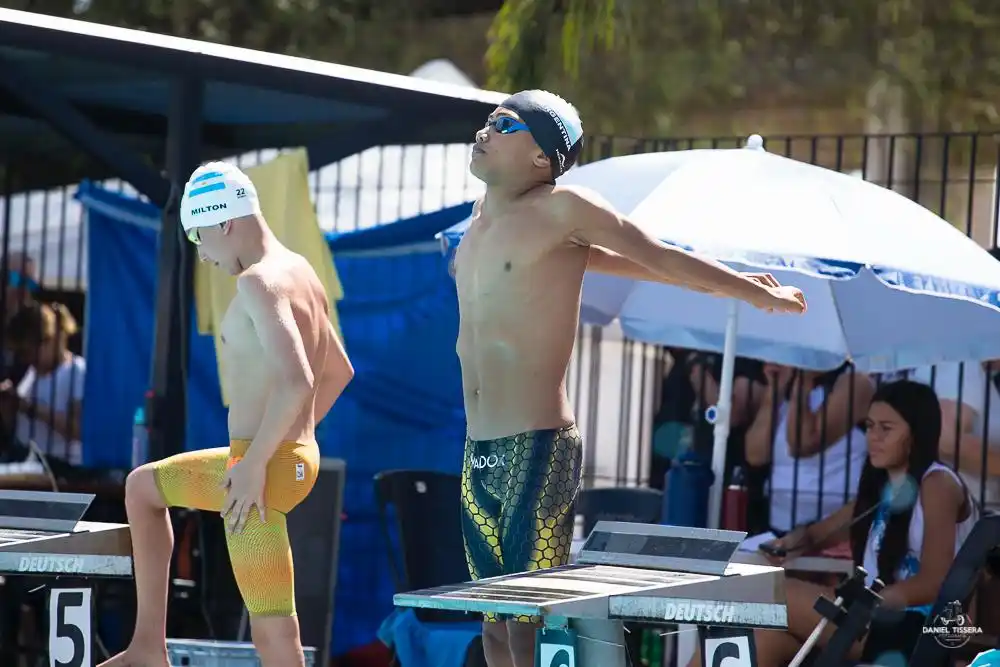 El nadador local obtuvo la medalla de oro en los 200 metros combinados.