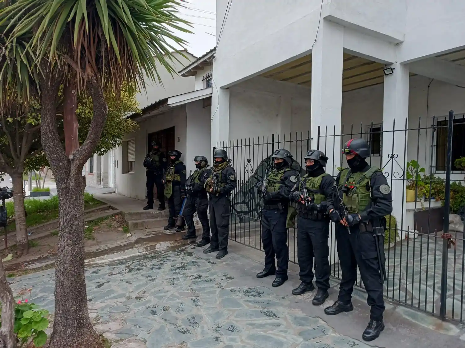 Durante el operativo, la Policía Federal encontró clorhidrato de cocaína, cogollos de marihuana, pastillas de éxtasis y MDMA.