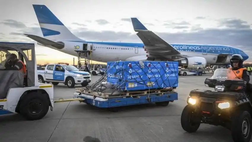 Llegó al país el reactivo para fabricar vacunas Sputnik V y se suman otras 480.000 dosis