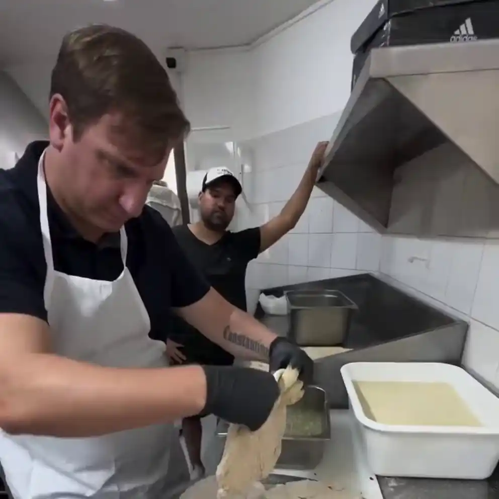 Maxi López aprendió cómo preparar milanesas de nalga en una casa de comida para llevar