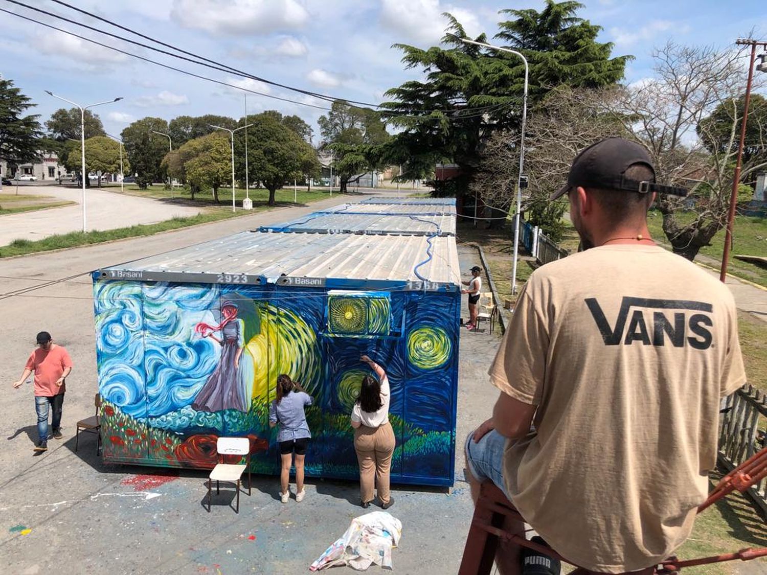 En el IPAT, cuatro cátedras intervinieron las aulas móviles con murales por los 40 años de democracia