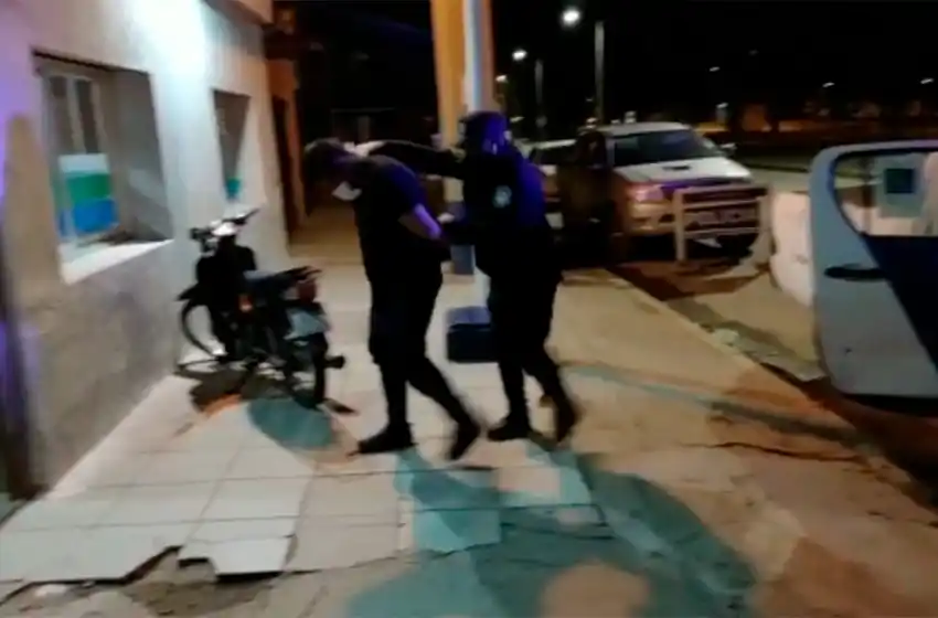 Un hombre arrastró por el piso de un restaurante a una mujer que no conocía