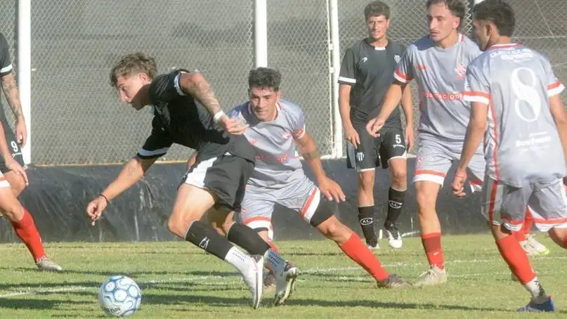 FOTO LA NUEVA Liniers y Atlético Ayacucho volverán a jugar mañana.