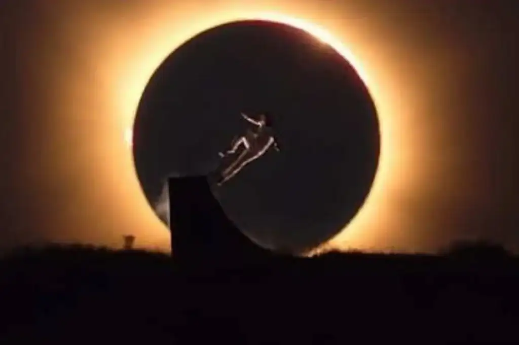 Un salto perfecto en pleno eclipse.