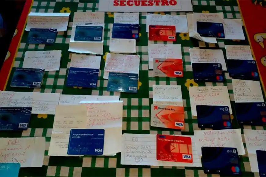 Brindaban préstamos, retenían tarjetas de beneficiarios de planes sociales y los extorsionaban