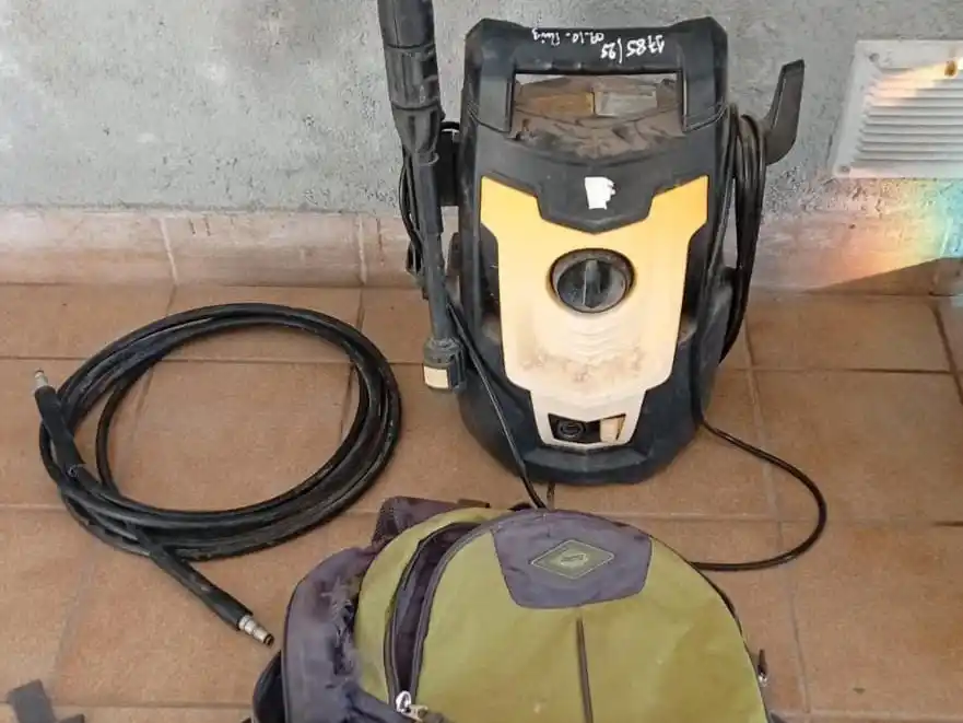 ¿En plena madrugada y caminando con una hidrolavadora en la mochila? Sospechoso