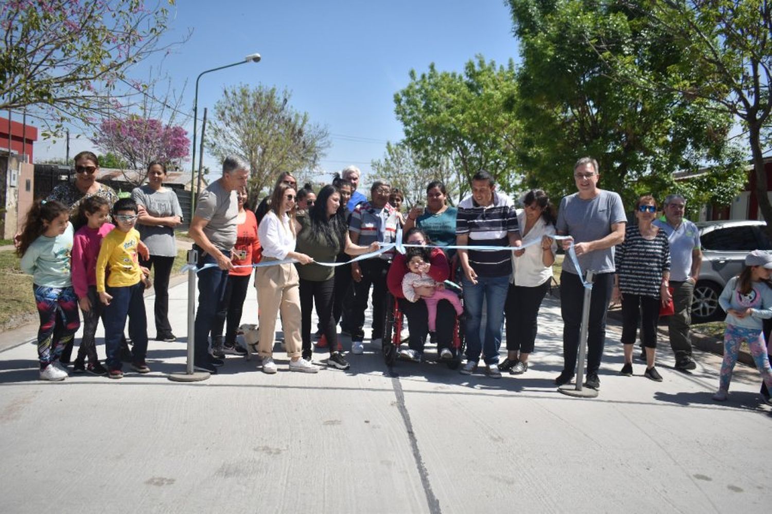 El intendente junto a vecinos del sector y funcionarios dejó habilitada la obra de pavimento en el barrio Güemes.