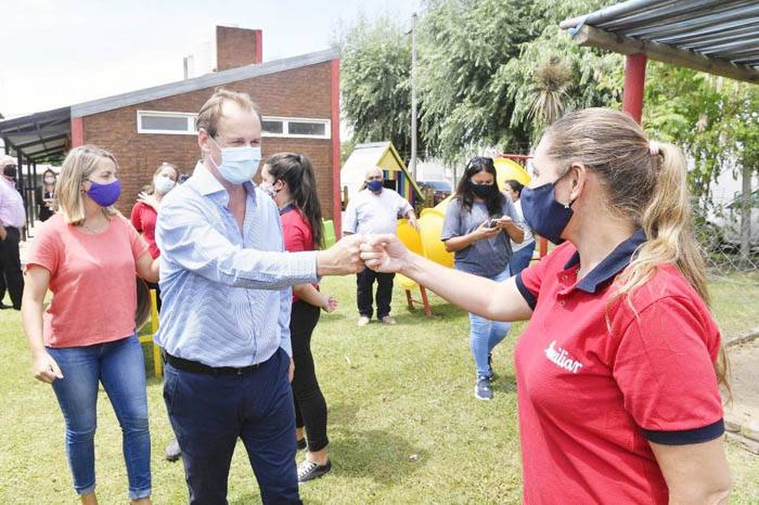 Familias isleñas obtienen equipos solares para tener energía en sus hogares