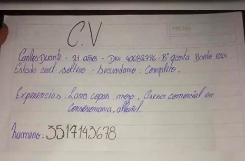 Dejó un CV escrito a mano por falta de dinero y ahora su búsqueda laboral se viralizó en las redes