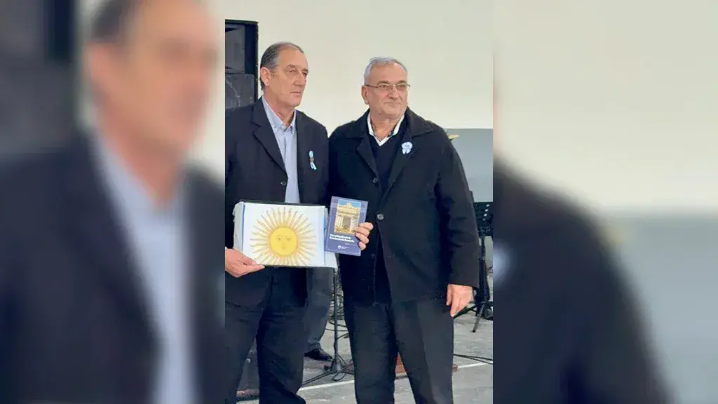 Calvo acompañó la Promesa de Lealtad a la Bandera de alumnos de Bella Italia