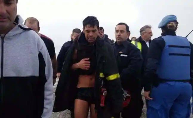Video: Vendedor se tiró al agua para salvar a una mujer en Mar del Plata