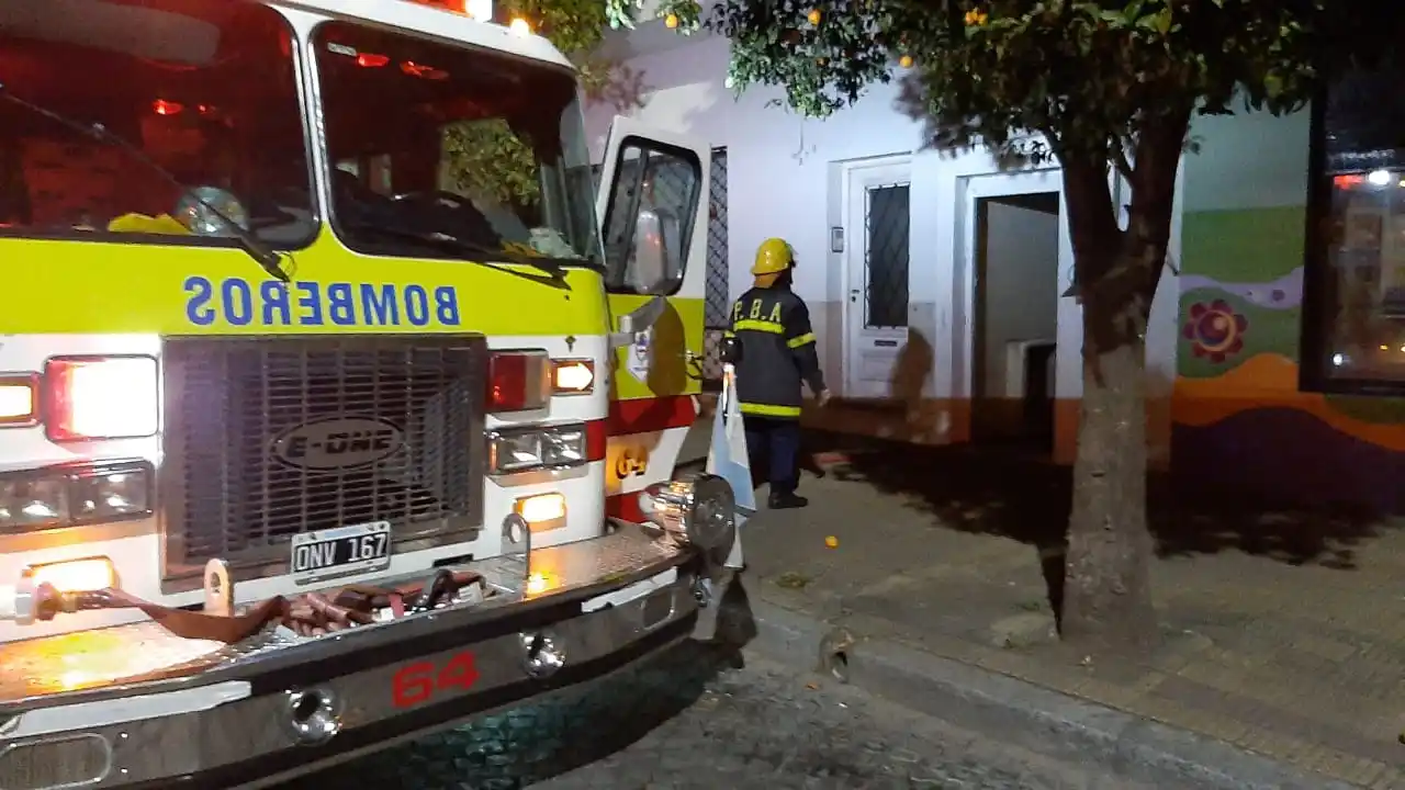 Un incendio se desató en un departamento céntrico y provocó importantes pérdidas