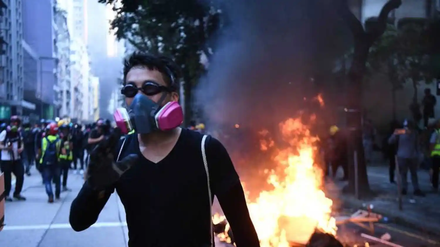 Hong Kong: violentos enfrentamientos en el 70 aniversario de China