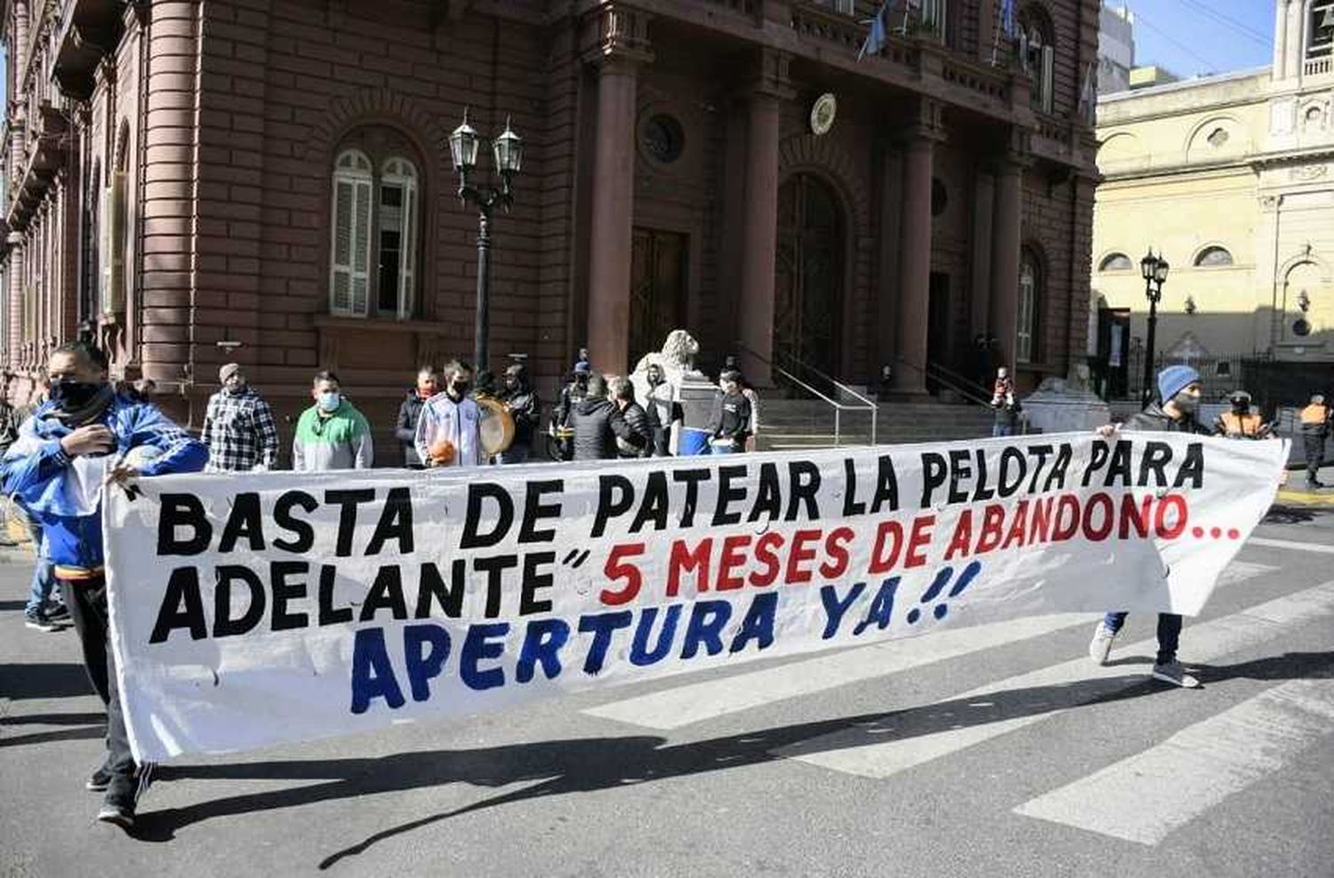 Desesperado reclamo de complejos de fútbol 5: «Nadie aguanta 150 días sin trabajar»