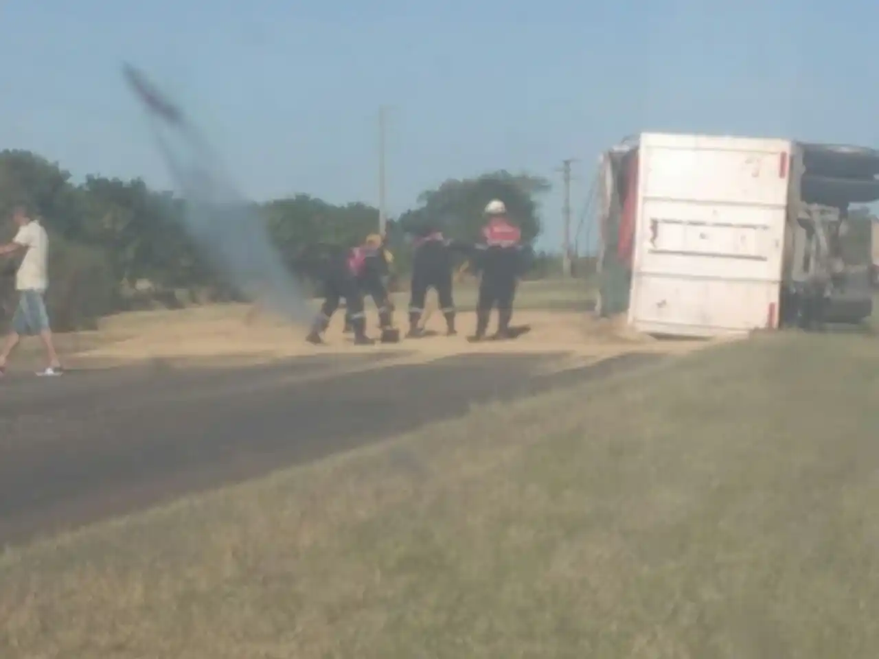 Acoplado volcado sobre Ruta 20