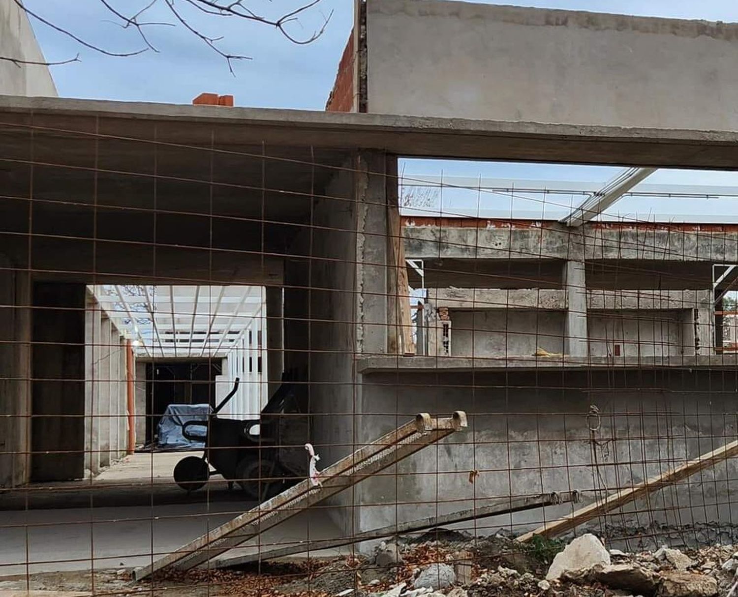 Tras la paralización de obras, “abrazo solidario” de la comunidad venadense a la Escuela Nº 238