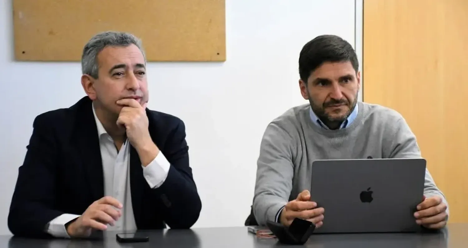 El intendente rosarino Pablo Javkin junto al gobernador de la provincia de Santa Fe, Maximiliano Pullaro. Algo en común los iguala en las actuales circunstancias políticas que atraviesan: "bailan solos en la pista". Archivo El Litoral