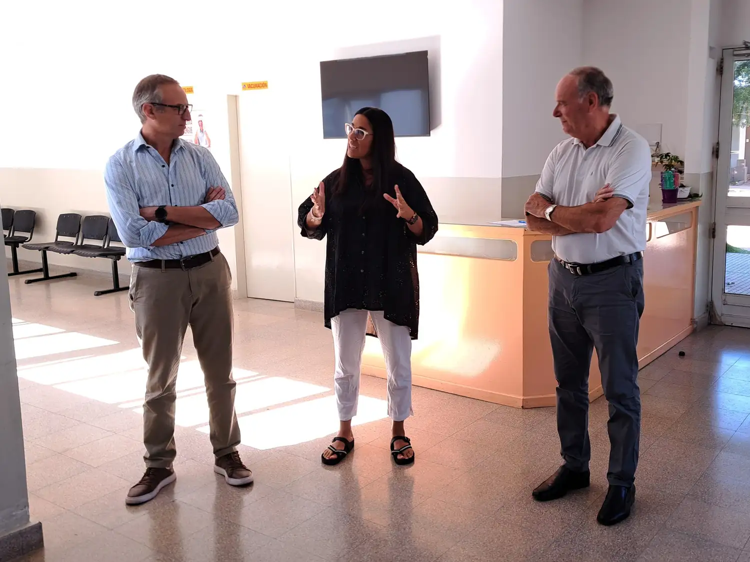 La flamante directora junto a Sánchez de Bustamante y el intendente Gizzi.