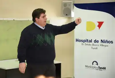 El médico Darío Amoruso hablando sobre las oportunidades de la enfermería en el hogar.
