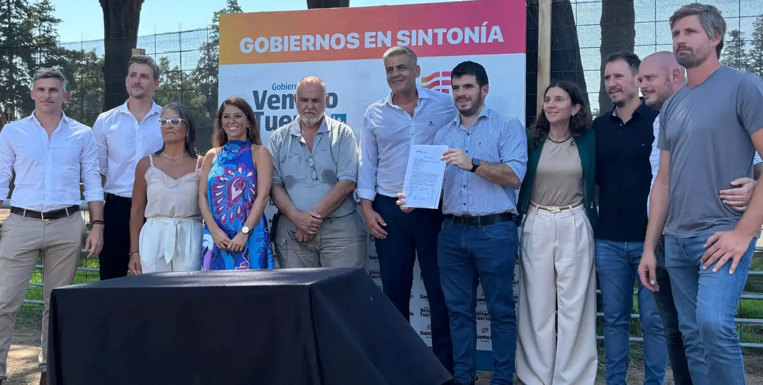 Importante presencia de autoridades durante el acto de este miércoles al mediodía. Foto: Gentileza.