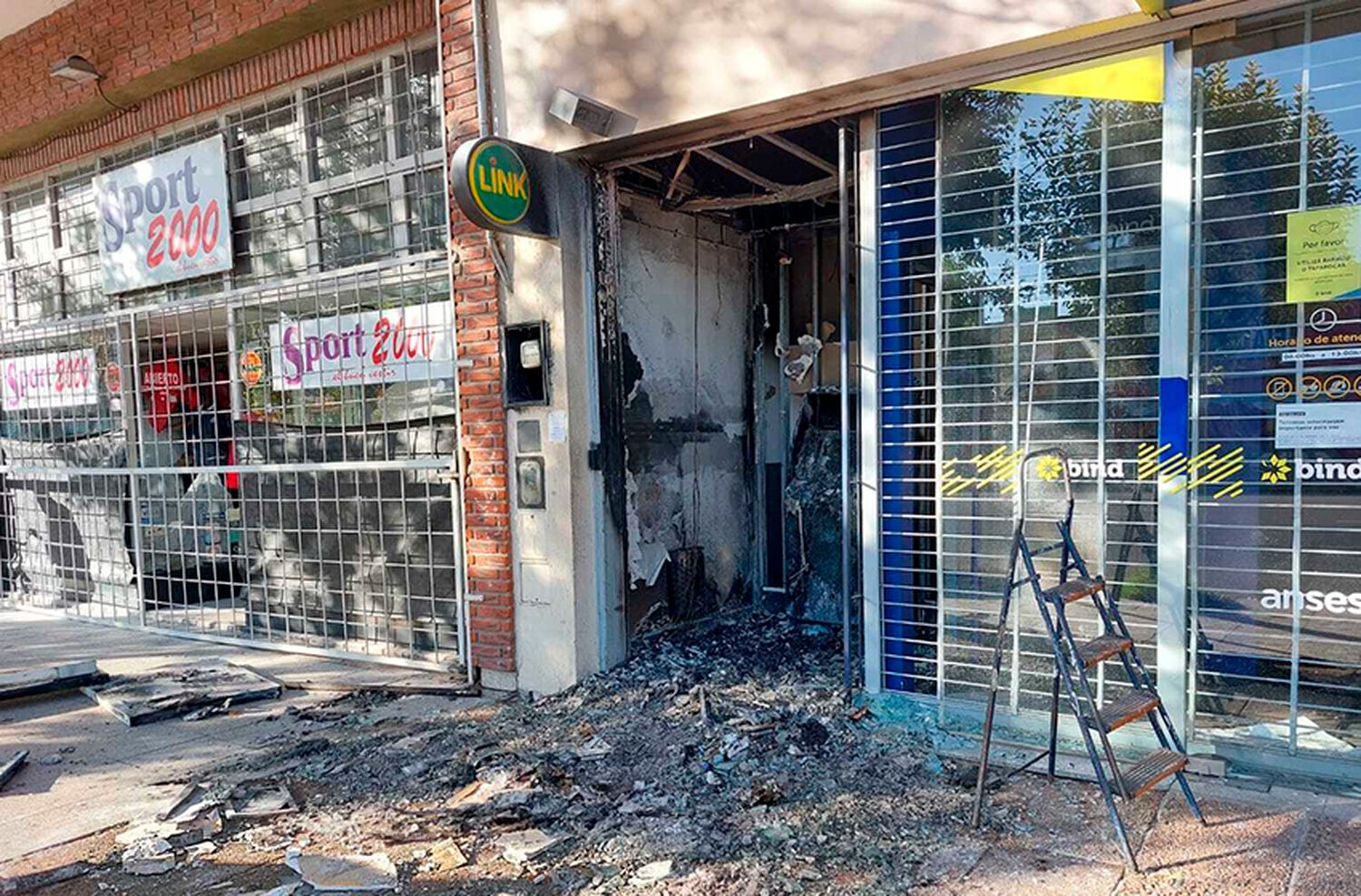 Incendian un cajero automático y buscan determinar si fue para robarlo