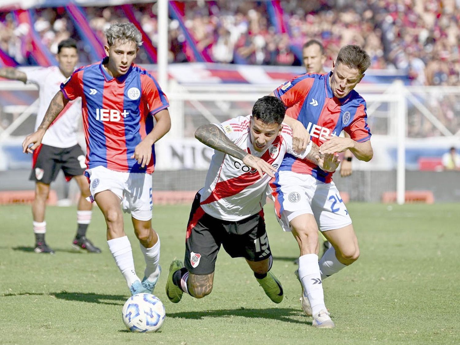 San Lorenzo y River quedaron a mano sin goles en el clásico