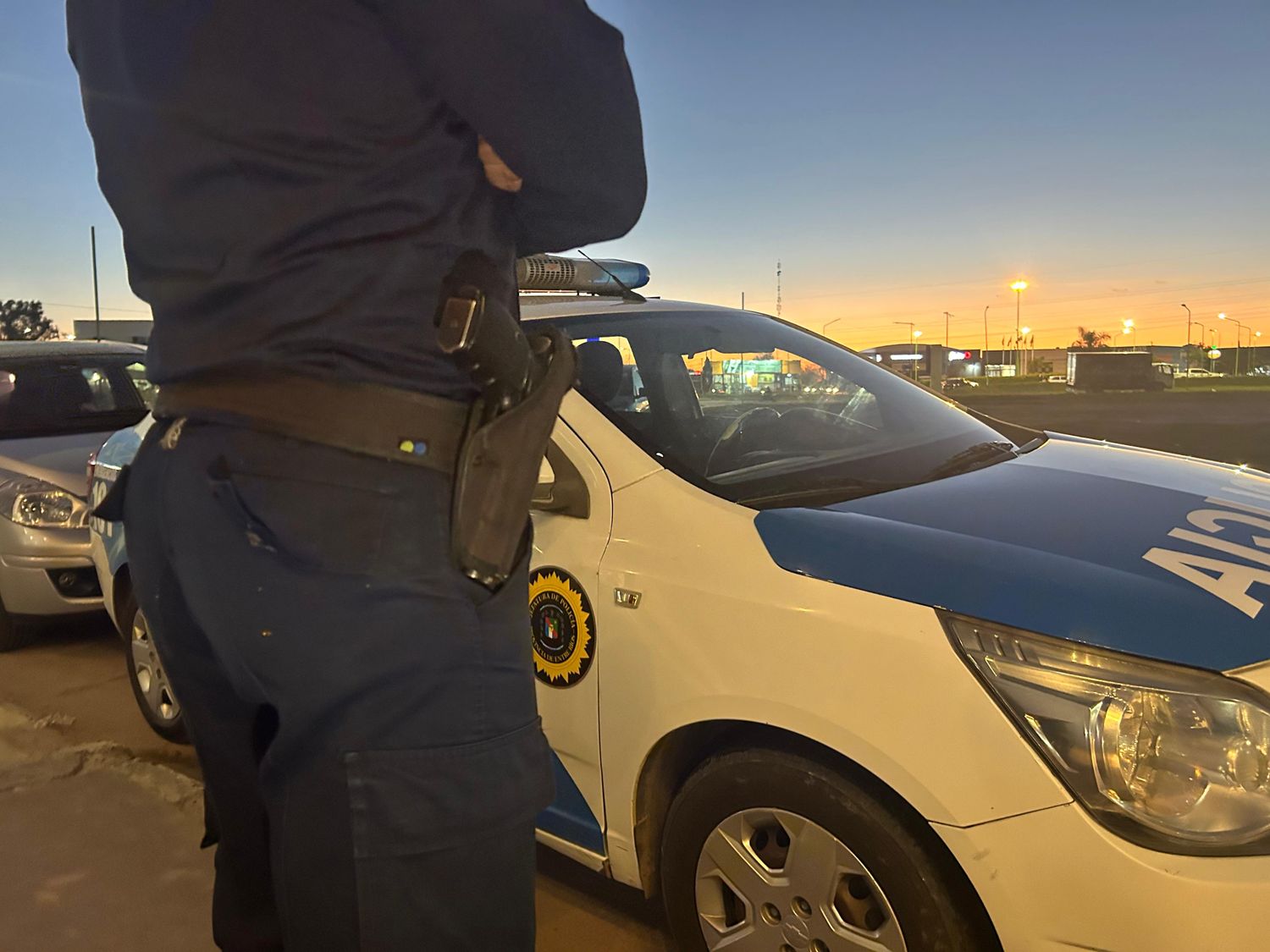 Un hombre fue detenido tras robar una garrafa y enfrentar a la Policía con un arma blanca