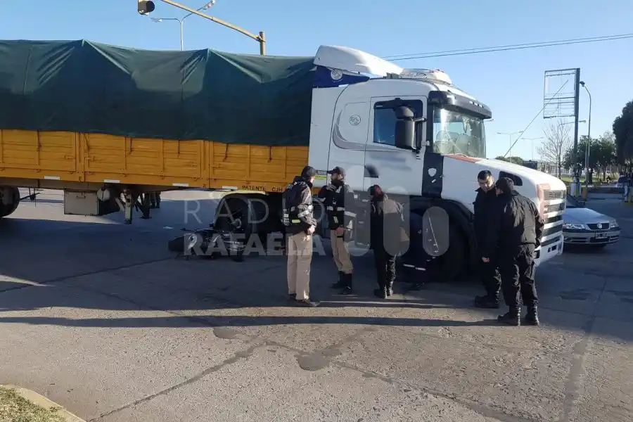 Una motociclista terminó debajo de un camión en la Ruta Nacional 34 y Ernesto Salva
