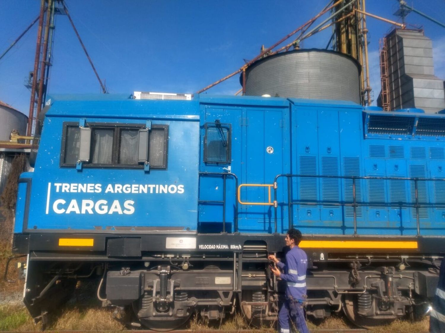 Le molestó el ruido de la locomotora del tren y la agarró a tiros