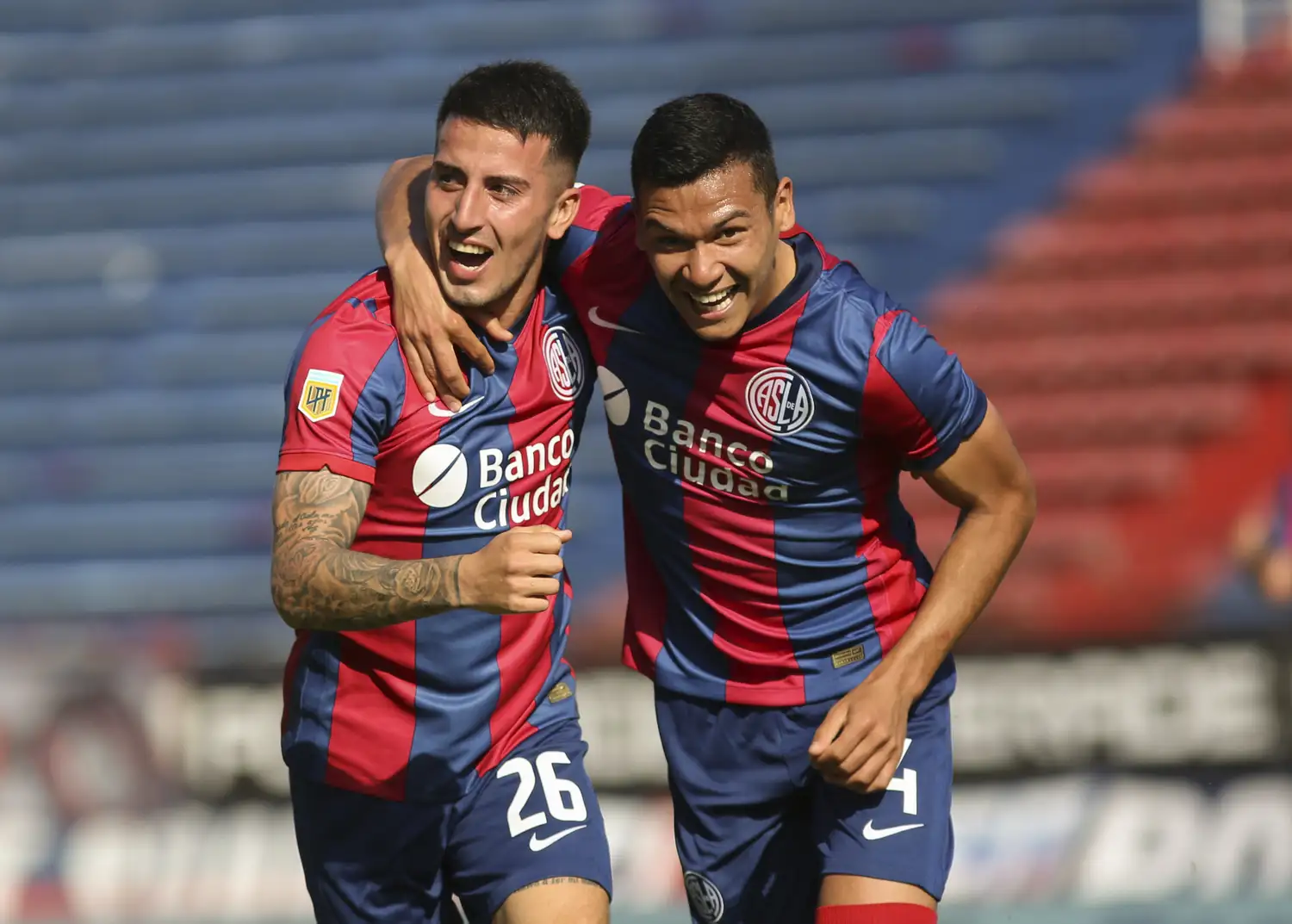 Festejo entre Fernández y Herrera.