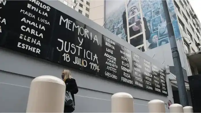 A 30 años del atentado a la AMIA, se promulga la ley que declara al 18 de julio como día de duelo nacional.