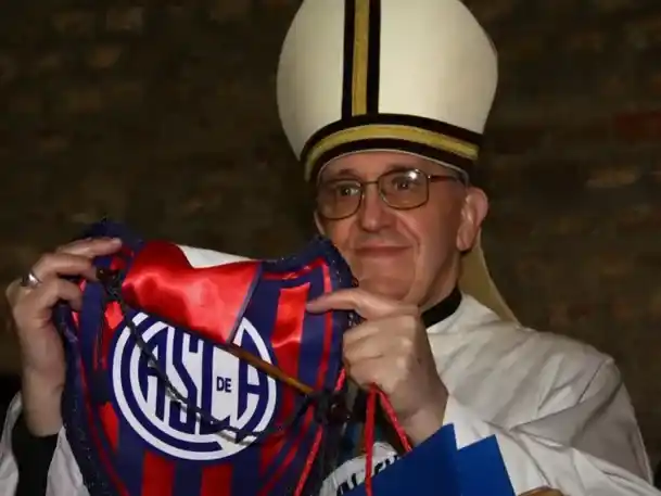 Francisco mostrando el escudo de San Lorenzo , su gran amor futbolero.