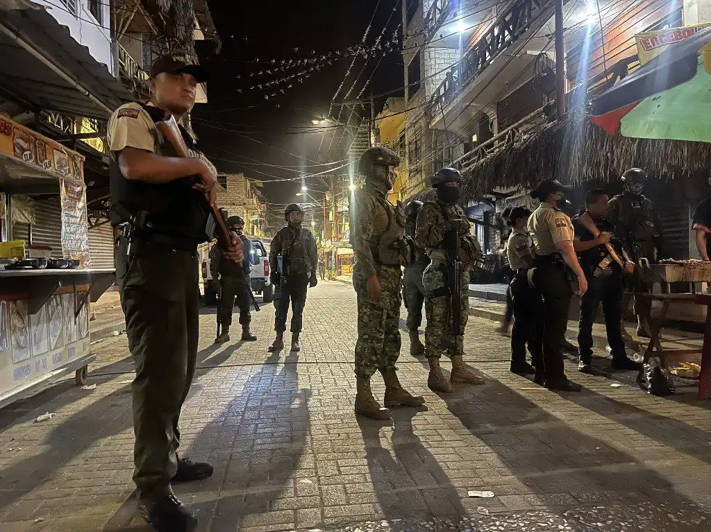 PISTOLEROS disparan contra restaurant en zona turística de Ecuador