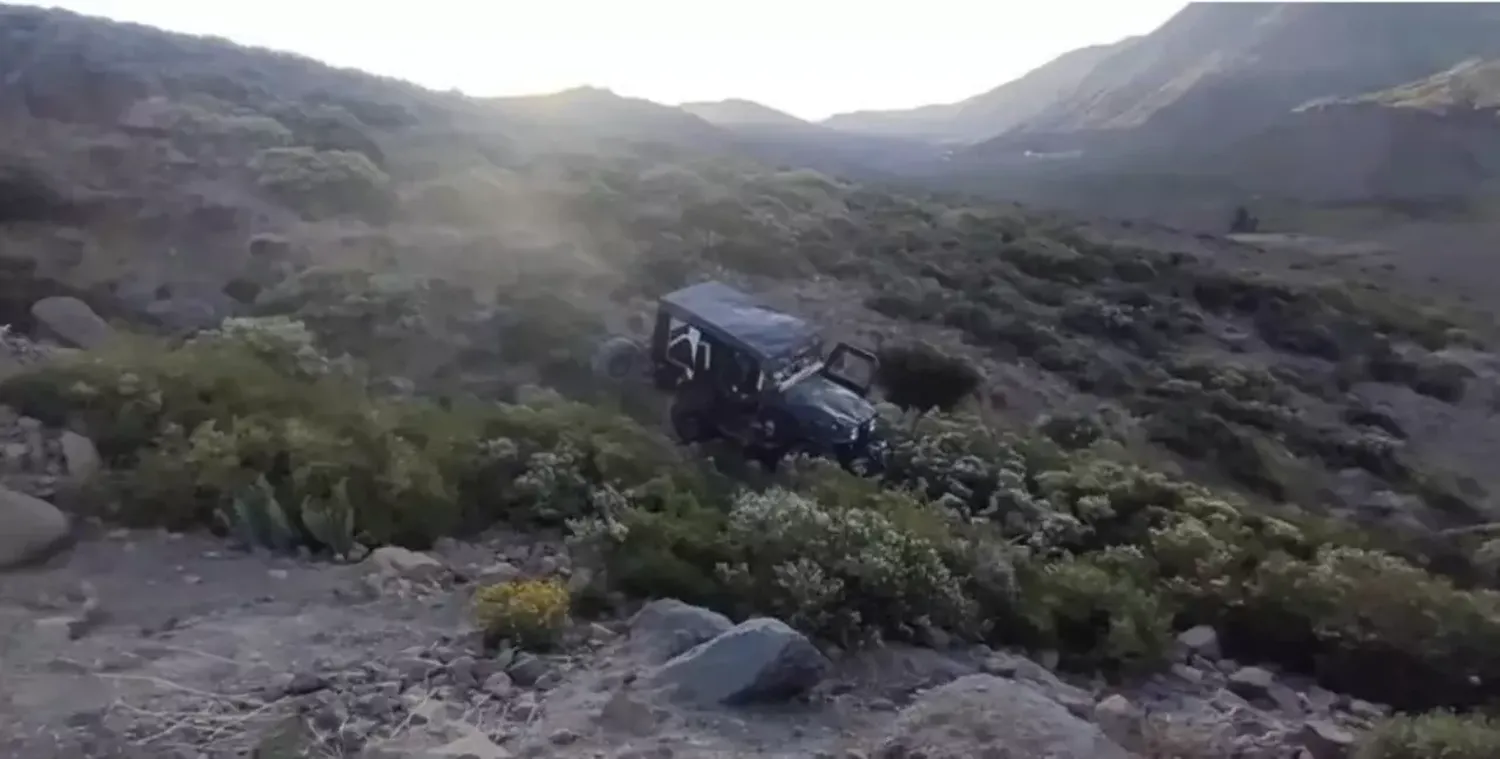 Neuquén: murió aplastado por un jeep tras desbarrancar y caer desde 60 metros de altura