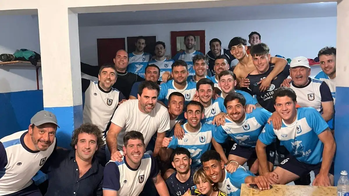 FOTO LIGA TANDILENSE DE FÚTBOL El festejo tandilense en vestuarios neuquinos.