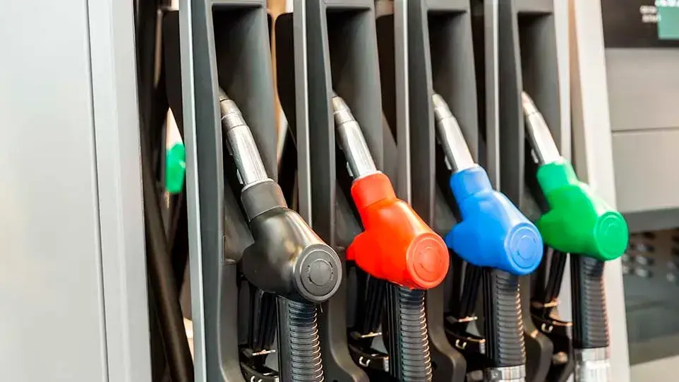 El impuesto a los combustibles duplicó su peso dentro del precio de la nafta durante el gobierno de Milei