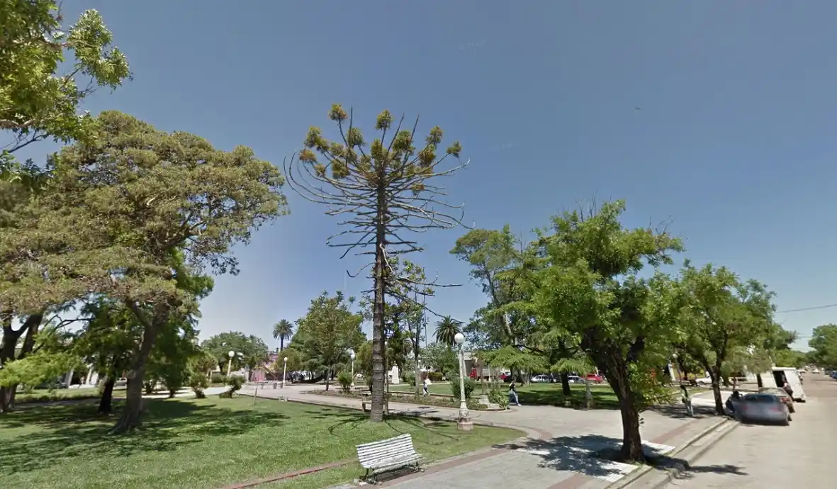 Tres adolescentes fueron detenidos en la plaza Ramírez por tener marihuana 