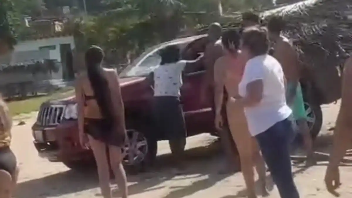 ¡TÁNGANA EN PLAYA PANTY! Arrolla a una bañista y casi lo linchan (+ Video)