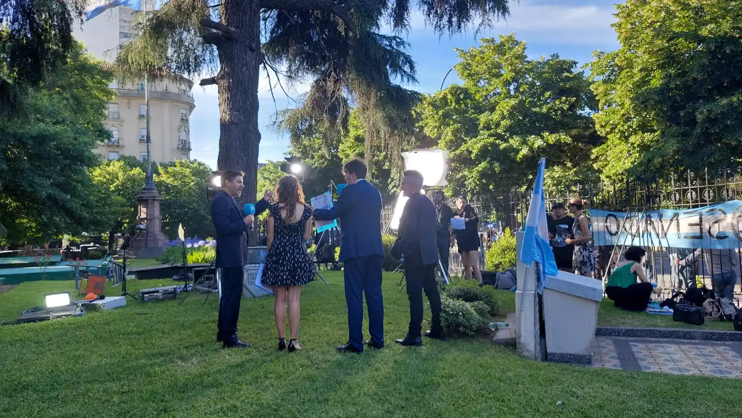 Los funcionarios graban los vivos para las redes institucionales.