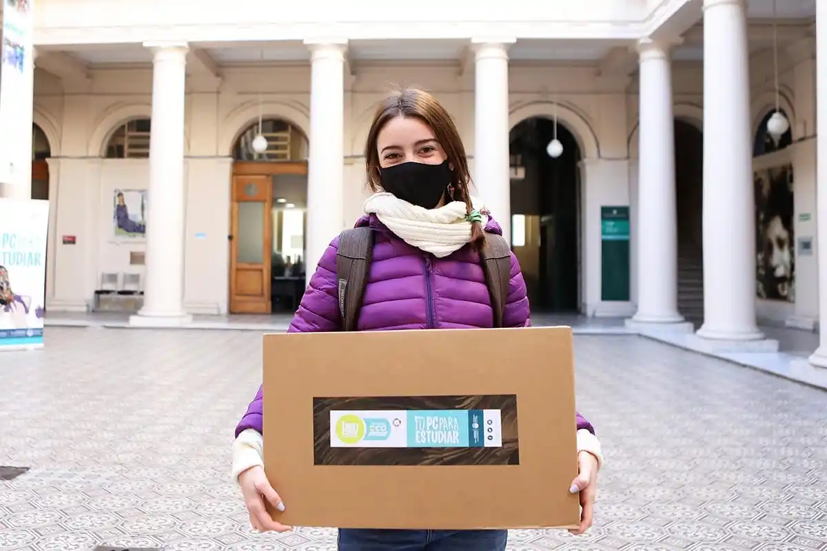 Estudiantes de la Universidad Nacional de La Plata recibieron tablets y notebooks