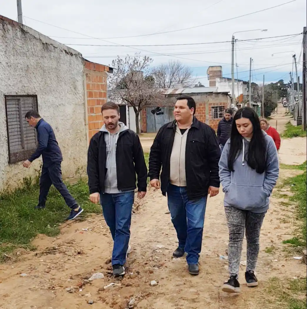 Francisco Azcué recorrió los barrios puerta a puerta contando su propuesta y criticó la bicisenda