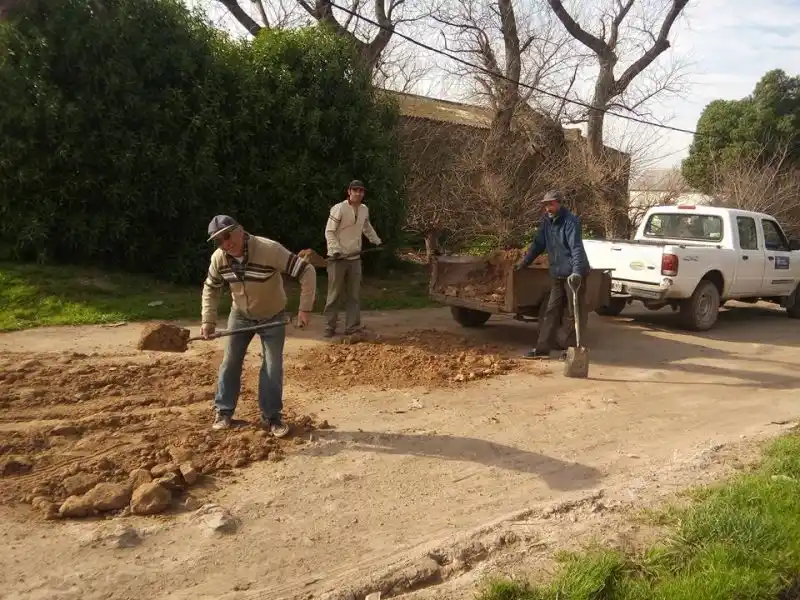 ENERGÍA: Bacheo en calles de tierra