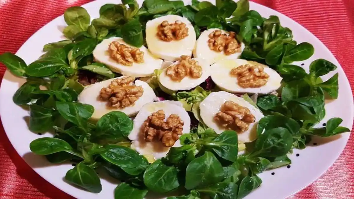 PARA UN TOQUE ELEGANTE A TUS COMIDAS te enseñamos tres recetas de ensaladas con frutos secos y queso 