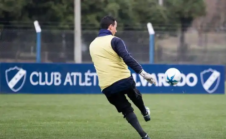Alvarado viaja a La Pampa con cambio de arquero
