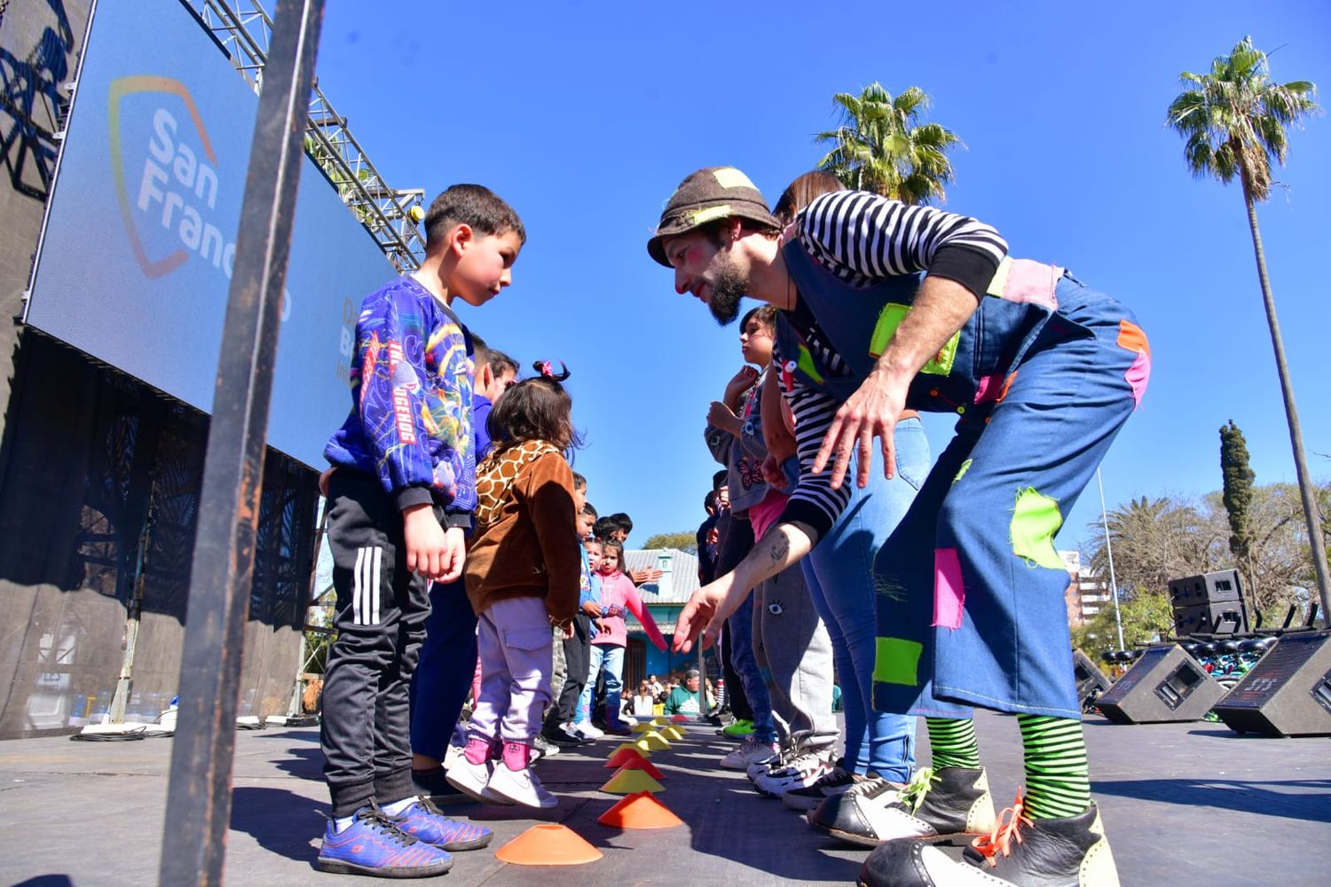 Los payasos brindaron show y organizaron juegos para los más chicos (Foto Marcelo Suppo)